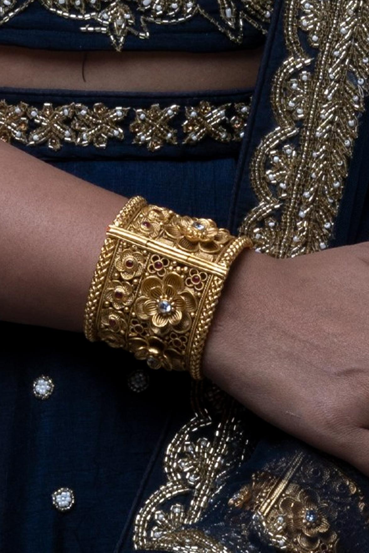 Temple met gold  bangles